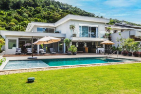 Casa de luxo com piscina, área gourmet e a poucos metros da praia no condomínio Costa Verde da Tabatinga